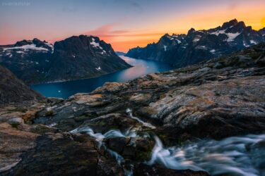 Grönland - Tasermiut Fjord mit Wasserfall und Eisbergen