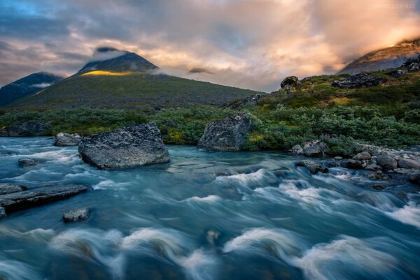 Grönland - Fluss durch Tundra-Landschaft im Tal Klosterdalen