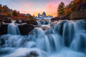 Patagonien - Wasserfall mit Blick auf Mount Fitz Roy im Herbst, Los Glaciares, Argentinien