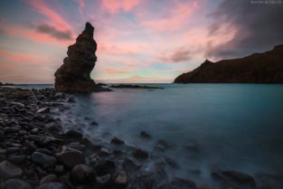 La Gomera Strand mit Felsen und Blick auf Teide
