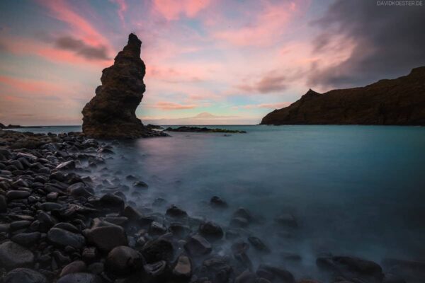 La Gomera Strand mit Felsen und Blick auf Teide