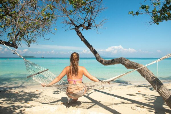 Frau in Hängematte, Laem Tong Beach, Phi Phi Island, Thailand