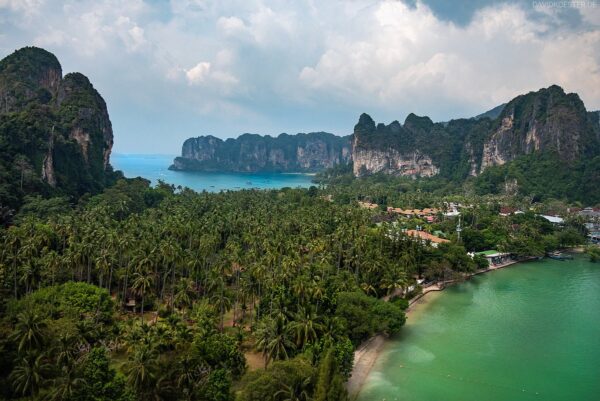 Palmen, Felsen und Doppelstrand von Railay Beach, Krabi, Thailand