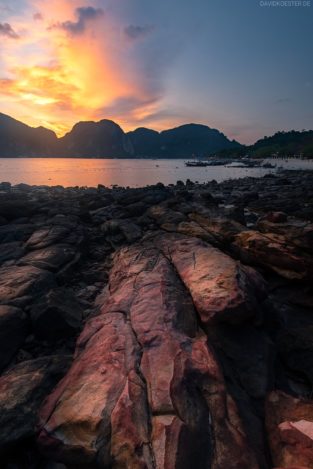 Farbige Felsen auf Phi Phi Island, Thailand
