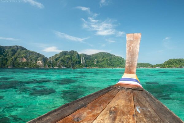 Longtail Boot in Buch auf Phi Phi Island, Thailand
