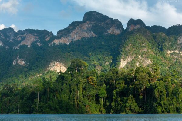 Karstinsel im Cheow Larn See, Khao Sok, Thailand