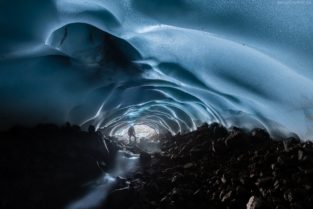 Kamtschatka Landschaft | Eishöhle unter dem Gletscher des Vulkans Mutnowski, Sibirien, Russland