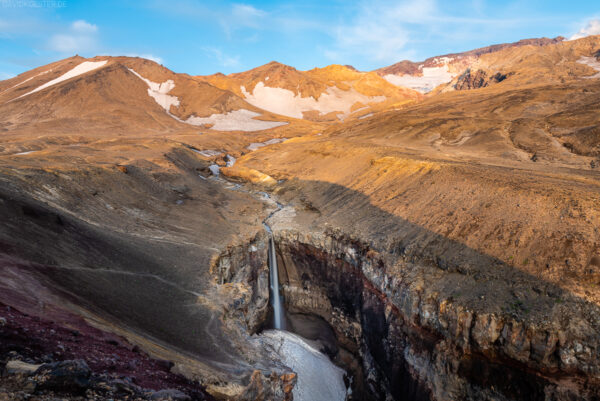 Kamtschatka - Wasserfall in Vulkanlandschaft