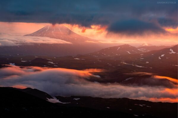 Kamtschatka - Feuriger Sonnenaufgang in Vulkanlandschaft