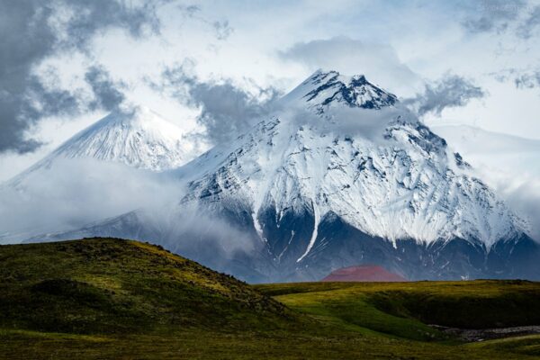 Kamtschatka - Vulkan Zwillinge über der Tundra