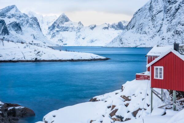 Lofoten Landschaft 01 | Insel Hamnoy mit Holzhütten vor schneebedeckten Bergen