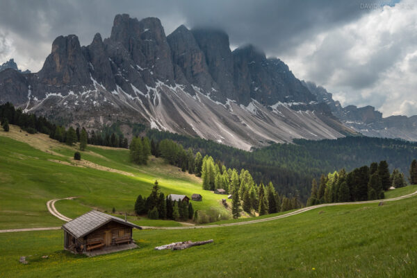 Dolomiten - Alm am Adolf-Munkel-Weg mit Geislerspitzen, Südtirol