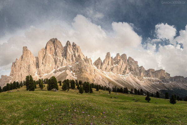 Dolomiten - Gschnagenhardt Alm mit Geislerspitzen, Südtirol