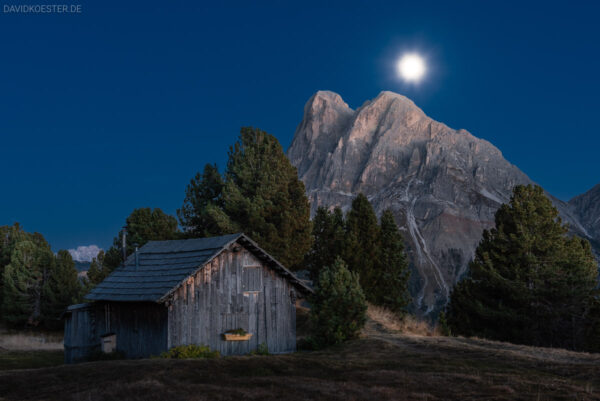 Dolomiten - Mond über dem Peitlerkofel und Sennerhütte, Südtirol