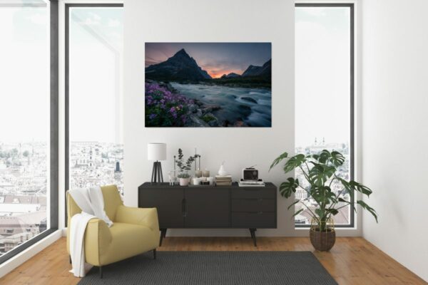 Grönland – Fluss mit Wildblumen und bizarren Bergen – Bild 3