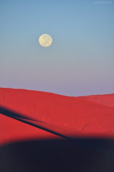 Namibia - Mond über Sanddünen im Sossusvlei