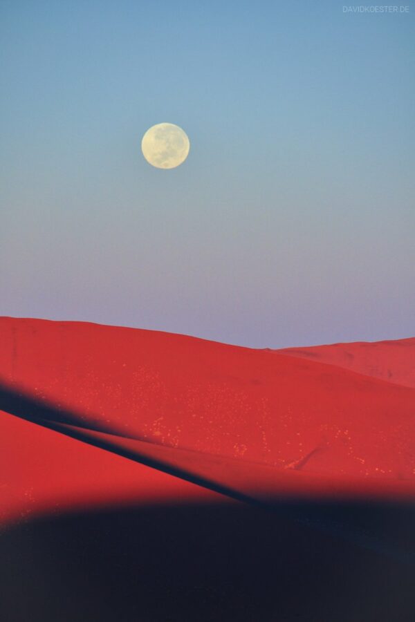 Namibia - Mond über Sanddünen im Sossusvlei