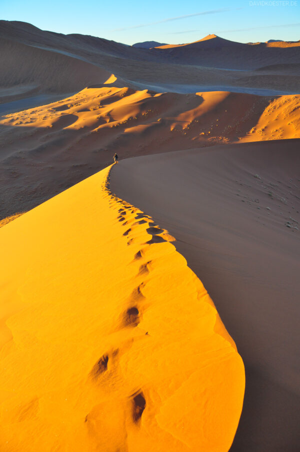 Namibia - Fußspuren auf Sanddüne, Sossusvlei