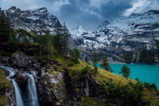 Schweiz - Oeschinensee mit Wasserfall