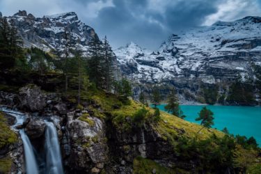 Schweiz - Oeschinensee mit Wasserfall