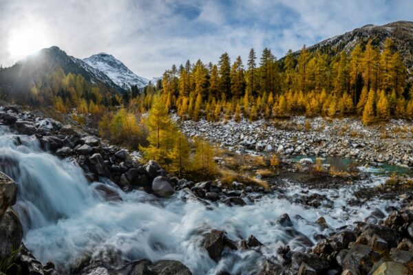 Schweiz - Wasserfall im herbstlichen Morteratsch Tal, Engadin