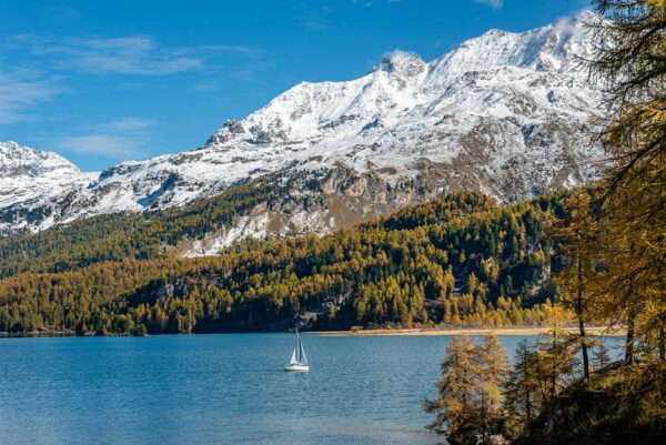 Schweiz - Segelboot auf dem Silser See, Engadin