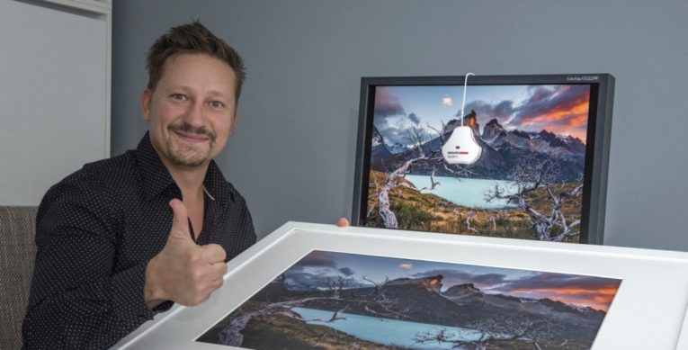 Farbmanagement für Fotografen hat funktioniert: Ich selbst vor meinem Monitor mit einem meiner Prints.