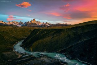 Patagonien: Canyon mit Blick auf Cerro Torre und Fitz Roy bei Sonnenaufgang, Los Glaciares Nationalpark, Argentinien
