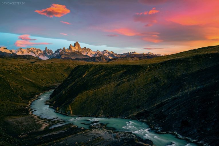 Patagonien: Canyon mit Blick auf Cerro Torre und Fitz Roy bei Sonnenaufgang, Los Glaciares Nationalpark, Argentinien