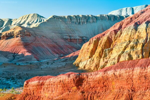 Kasachstan - Farbiges Gebirge in Altyn Emel Wüste