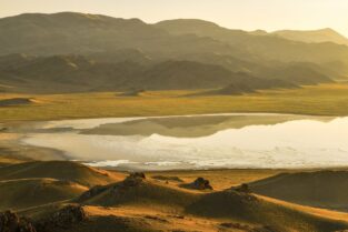Kasachstan - Salzsee in Steppe