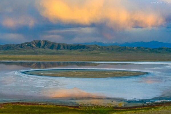 Kasachstan - Insel in einem Salzsee im Tian Shan