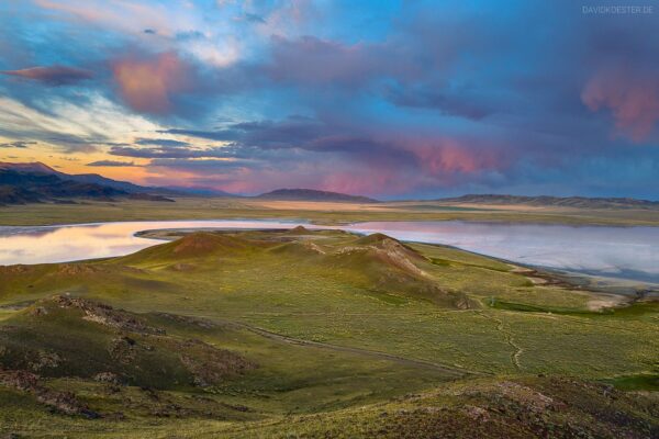 Kasachstan - See und urzeitliche Landschaft im Tian Shan