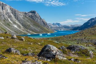 Grönland - Tundralandschaft und Fjord mit Eisbergen