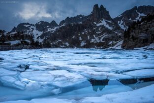 Aigüestortes i Estany de Sant Maurici Nationalpark, Eisschollen auf dem Estany Gran d´Amitges, Agulles d’Amitges, Katalonien, Pyrenäen, Spanien