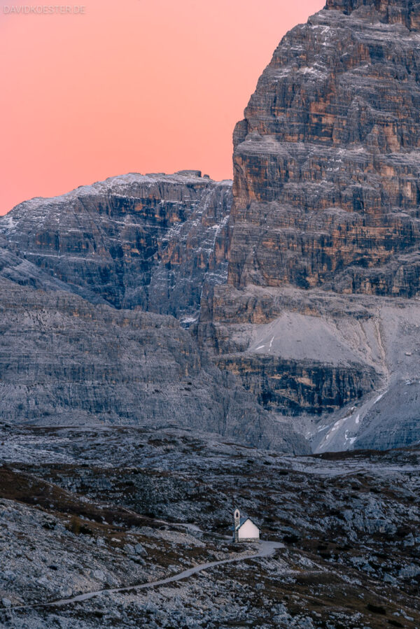 Dolomiten - Kirche im Nationalpark Drei Zinnen, Hochformat