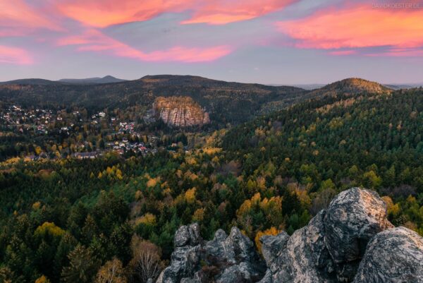 Deutschland - Zittauer Gebirge mit Blick auf Berg Oybin und Lausche bei Sonnenaufgang