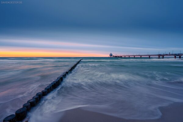 Deutschland - Seebrücke und Buhnen in Zingst, Mecklenburg-Vorpommern