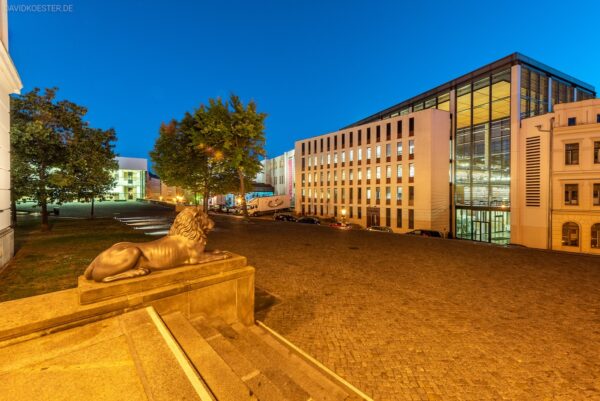 Halle Bilder - Löwengebäude und Bibliothek der Universität