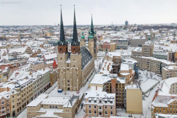 Halle Bilder - Hallmarkt im Winter mit Marktkirche