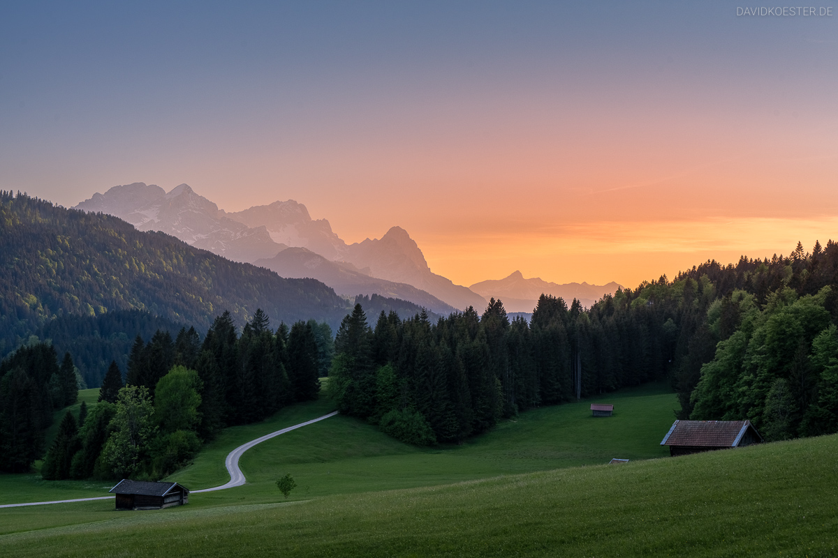 Alm am Geroldsee mit Blick auf  Zugspitze und Alpspitze, Krün, Bayern, Alpen, Deutschland
