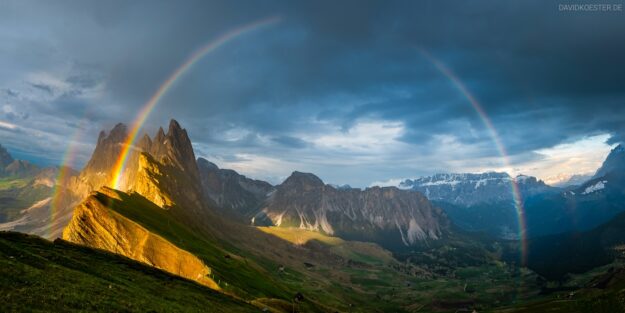 Südtirol & - Dolomiten - Regenbogen an der Seceda mit Geislermassiv, Panorama