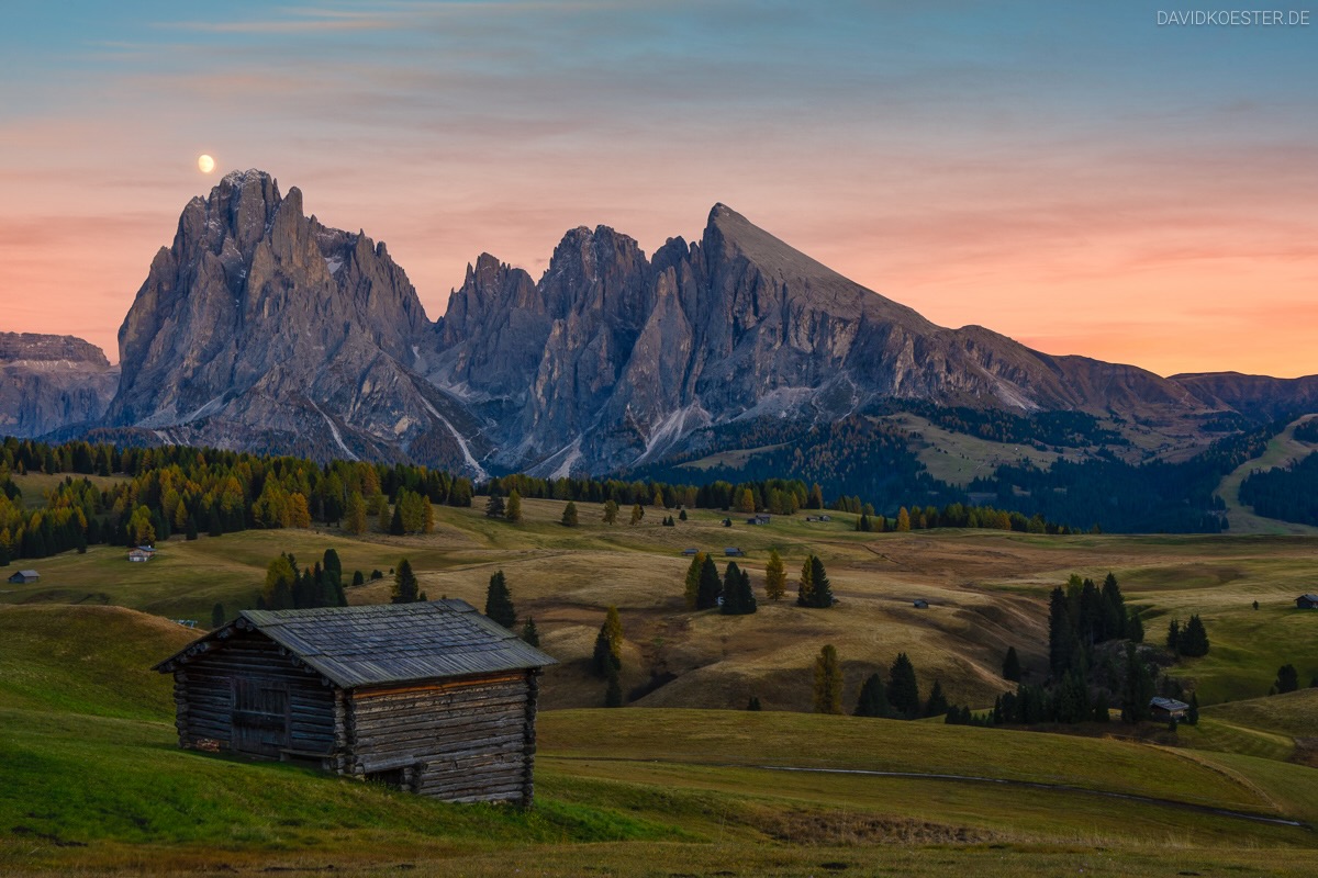 Dolomiten - Seiseralm mit Hütte-und Mond, Südtirol Dolomiten - Seiseralm mit Hütte-und Mond, Südtirol