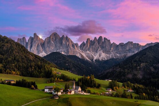 Villnöss mit Kirche St. Magdalena vor Geislerspitzen, Südtirol, Dolomiten