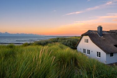 Deutschland - Ahrenshoop, Fischerhaus in den Dünen am Strand, Darß