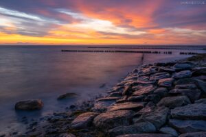Deutschland - Insel Rügen, Strand bei Dranske mit Felsen und Buhnen