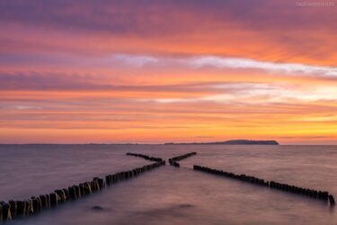 Deutschland - Insel Rügen, Dranske mit X-Buhne und Blick auf Insel Hiddensee