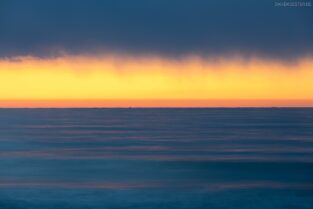 Deutschland - Insel Rügen, Ostseewellen bei Sonnenuntergang