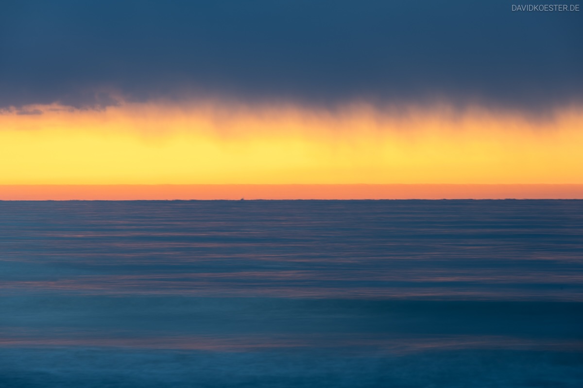 Deutschland - Insel Rügen, Ostseewellen bei Sonnenuntergang