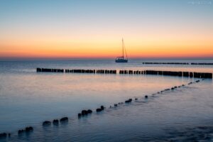 Deutschland - Insel Rügen, Dranske, Segelschiff am Strand
